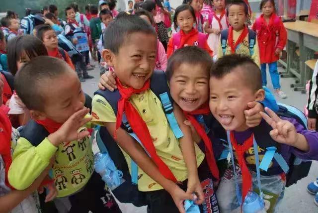 捐助莘莘學(xué)子 大愛情暖校園  ——2015 達(dá)意隆金秋助學(xué)行